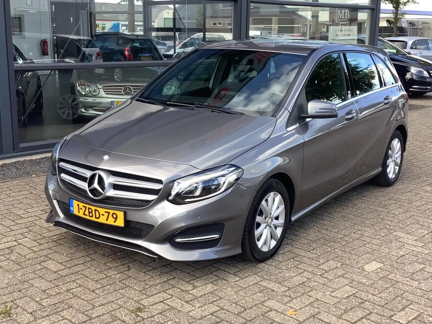 Mercedes-Benz B 180 Prestige, automaat, led, navi, cruise, trekhaak Gris - 2