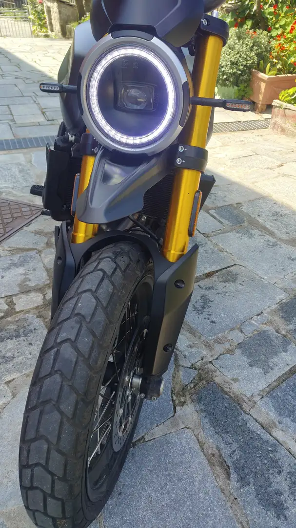 Moto Morini Seiemmezzo SCR Black - 2