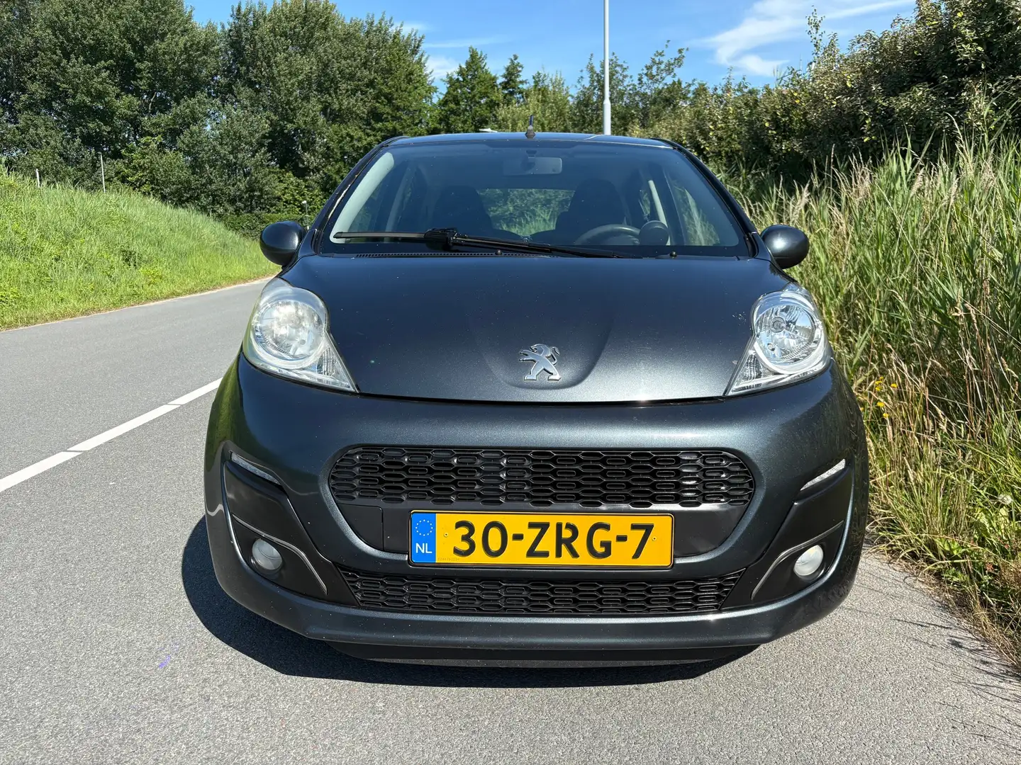 Peugeot 107 1.0 Active de auto is 5 deurs beschikt over airco Grijs - 2