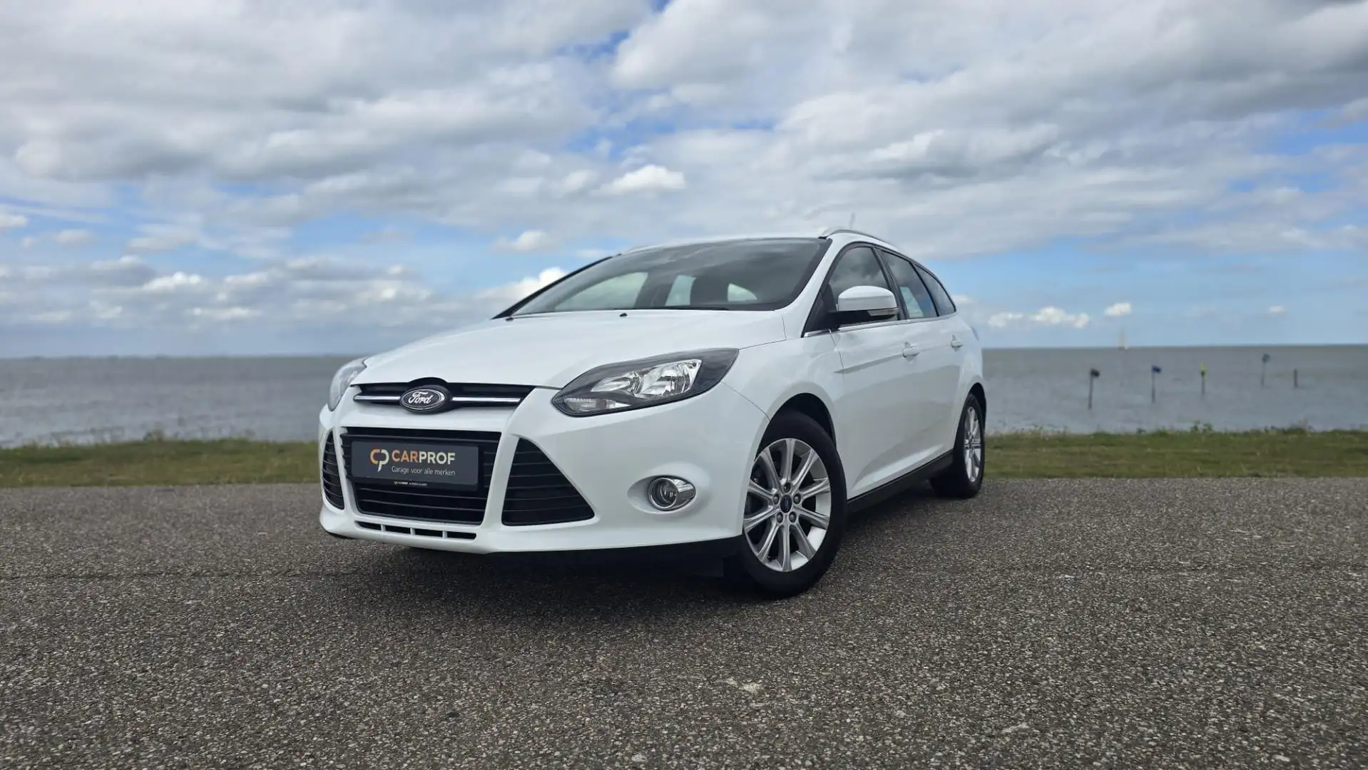 Ford Focus Wagon 1.0 EcoBoost Titanium I AIRCO I TREKHAAK Wit - 2