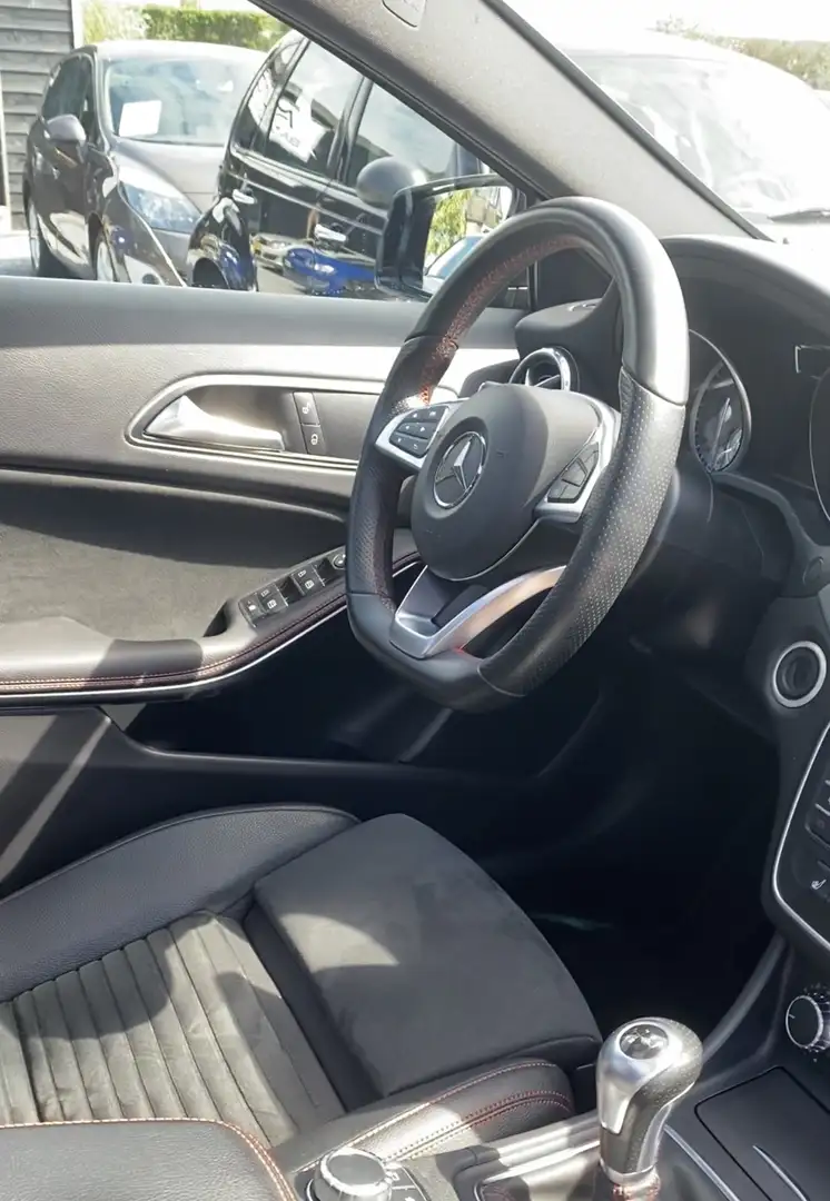 Mercedes-Benz GLA 180 Prestige AMG line panorama  leren bekleding Zwart - 2