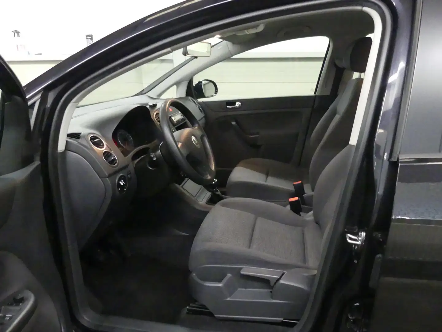 Volkswagen Golf Plus 1.6 FSI Turijn - Airco - Mooie auto! - Trekhaak Zwart - 2