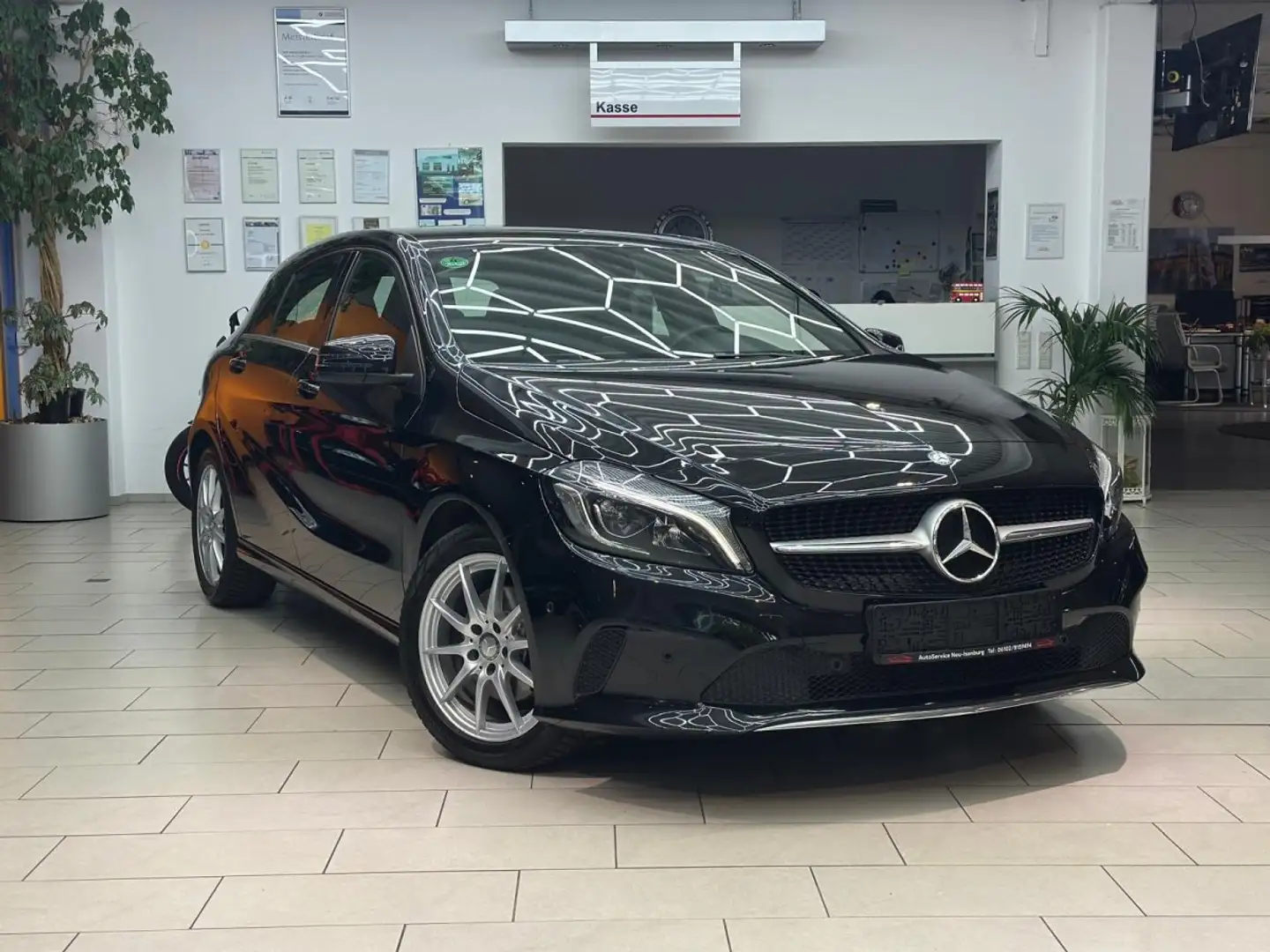 Mercedes-Benz A 180 Urban Automatik Navi Tempo PDC SHZ Schaltwippen Le Schwarz - 1