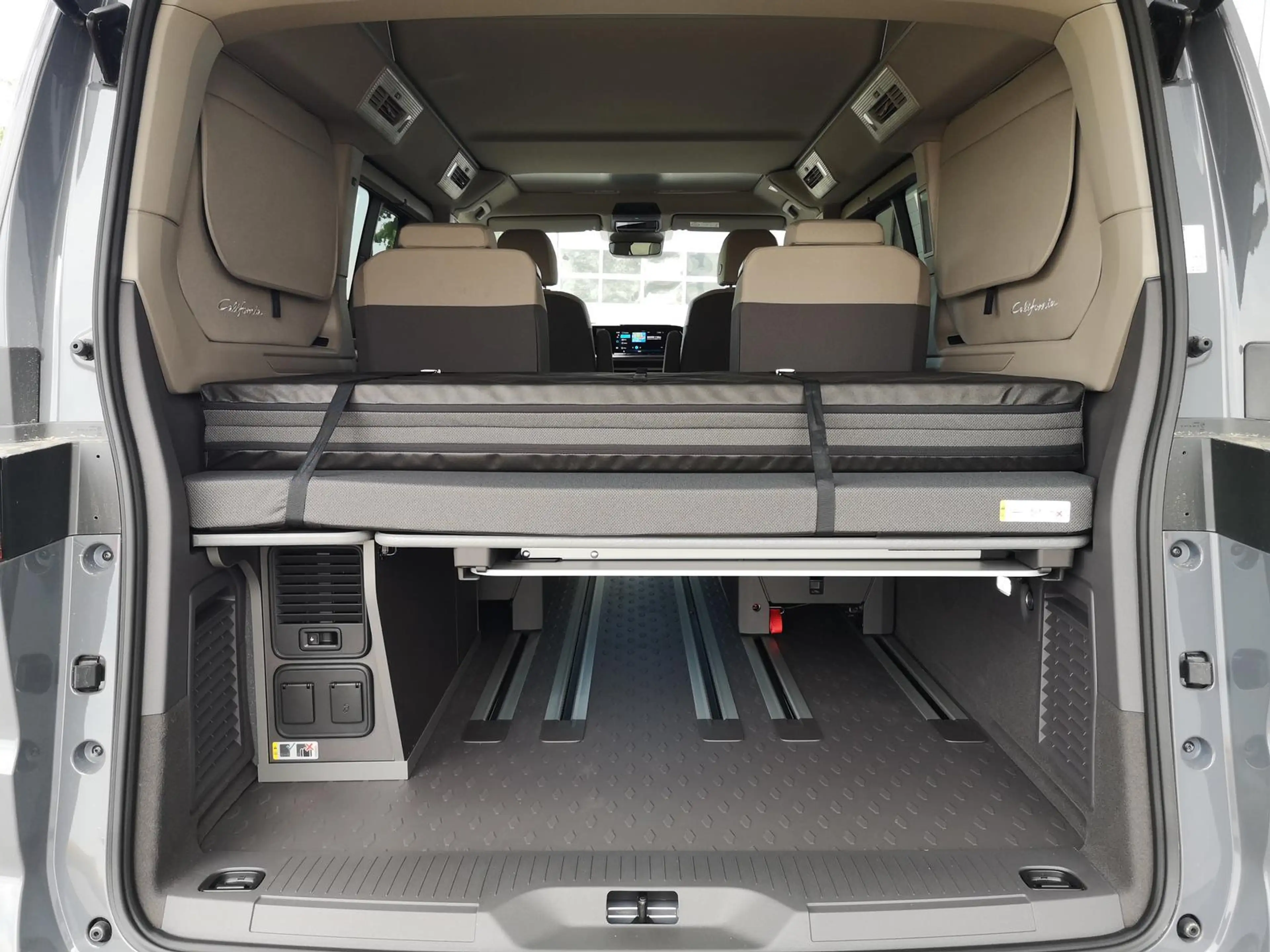 Volkswagen T7 California Beach Tour eHybrid 4MOTION 1.5 TSI Plus 180 kW ... — photo 8