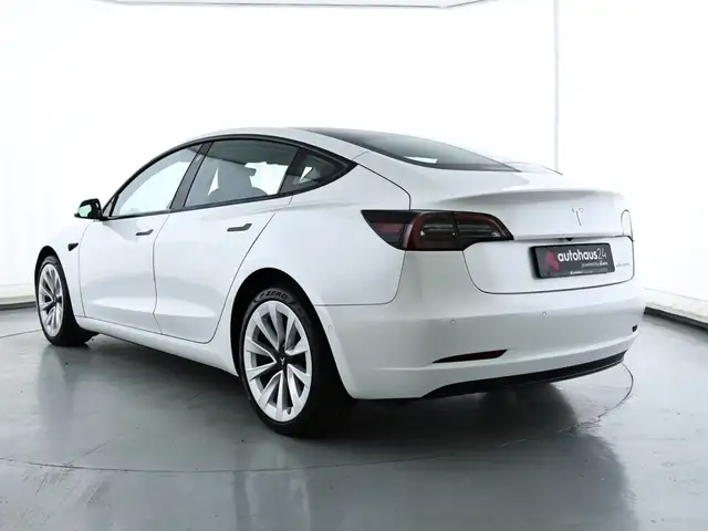 Tesla Model 3 view 4
