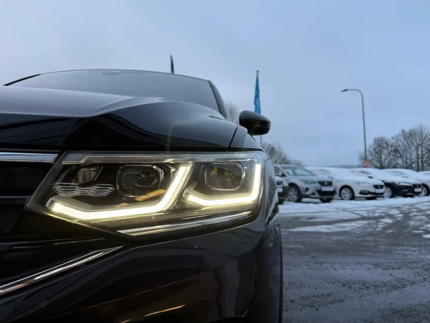 Volkswagen Tiguan R 2,0 l TSI 4MOTION DSG Schwarz - 2
