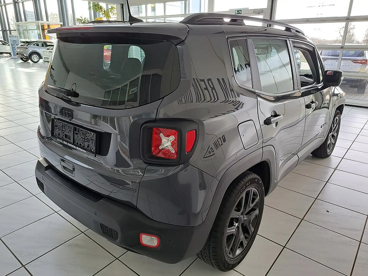 Jeep Renegade 1,0 MultiAir T3 FWD 6MT 120 Night Eagle Grau - 2