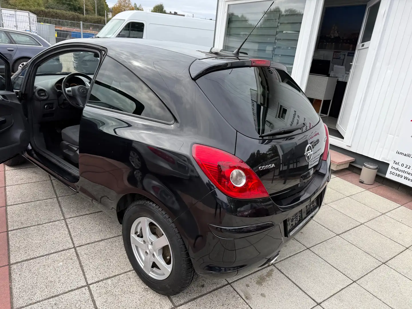 Opel Corsa Satellite Schwarz - 2