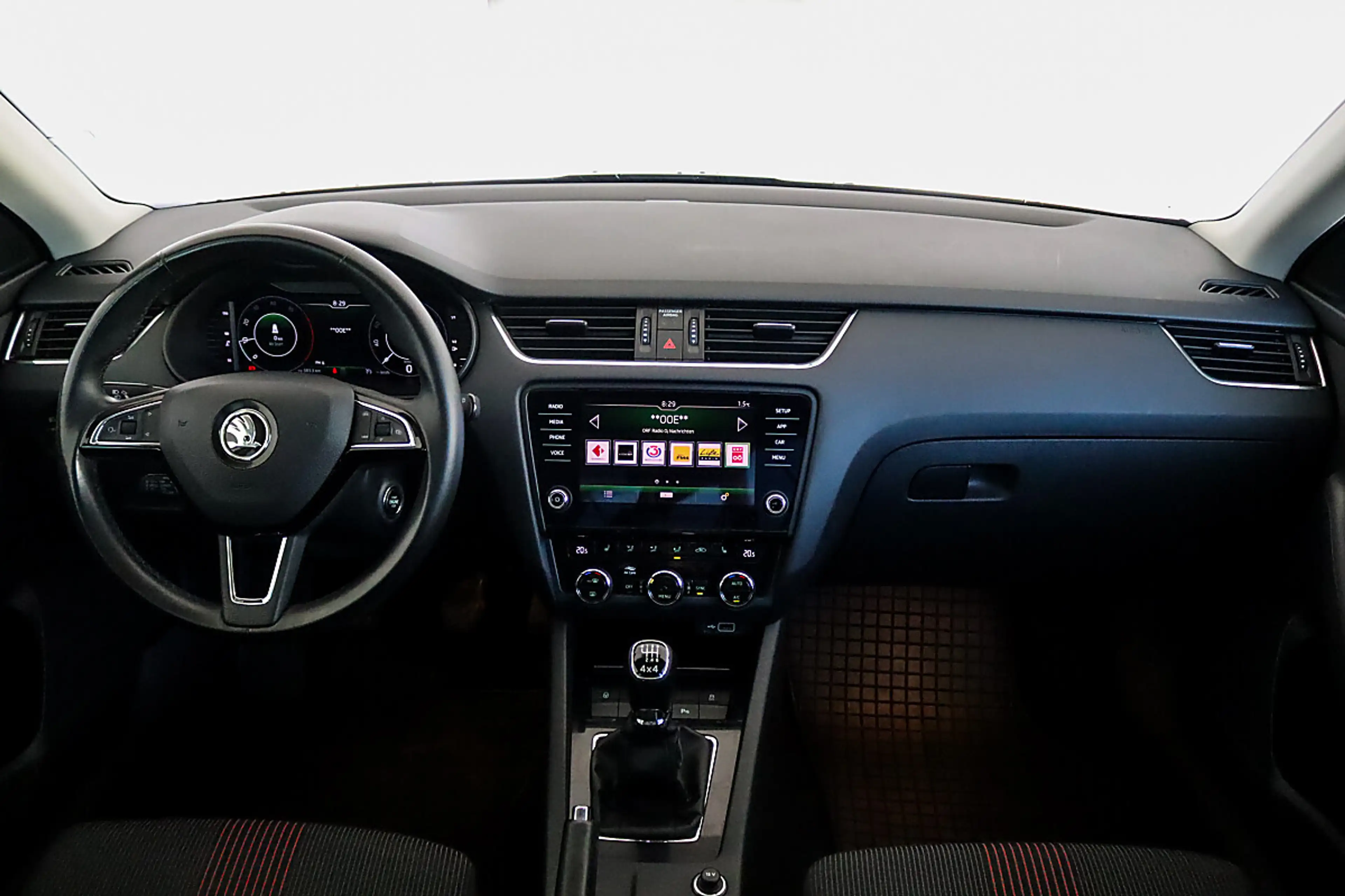 Skoda Octavia Combi Sport Limited TDI 4x4 LED VIRTUAL PANORAMA — photo 15