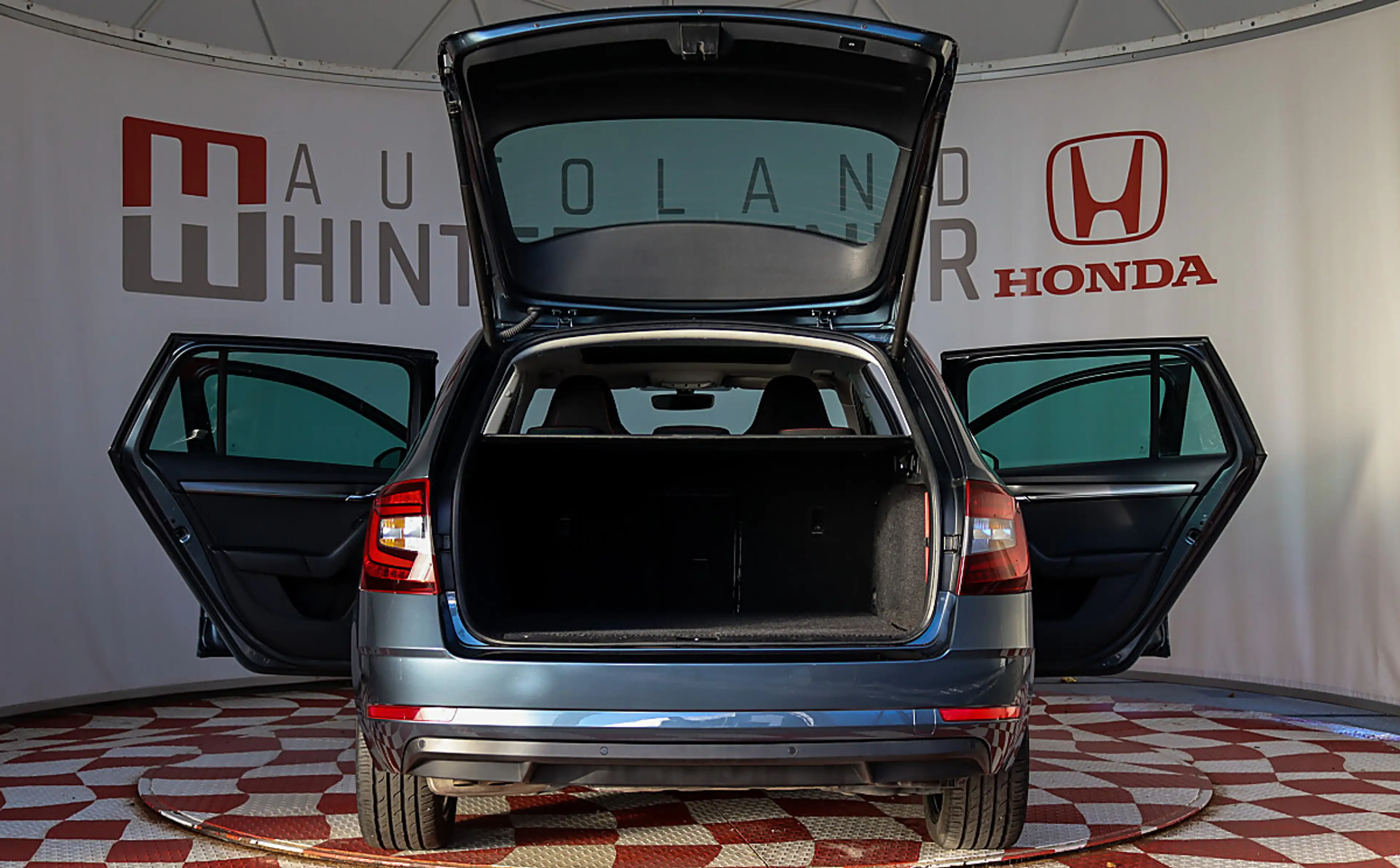 Skoda Octavia Combi Sport Limited TDI 4x4 LED VIRTUAL PANORAMA — photo 11