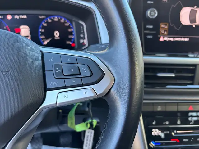 Volkswagen T-Roc view 10