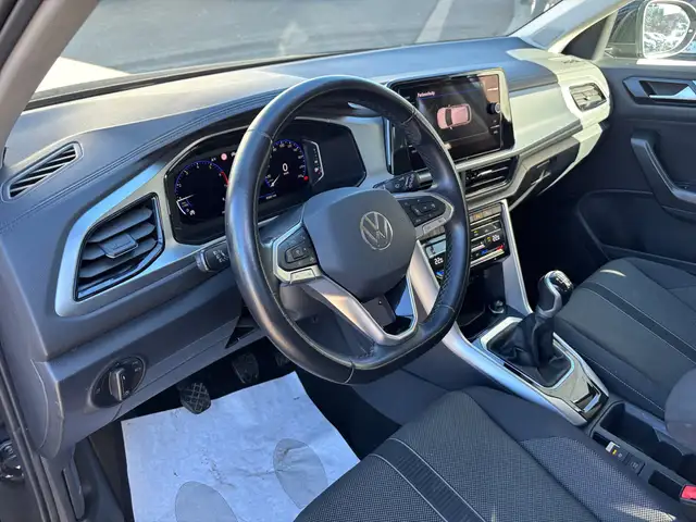Volkswagen T-Roc view 11