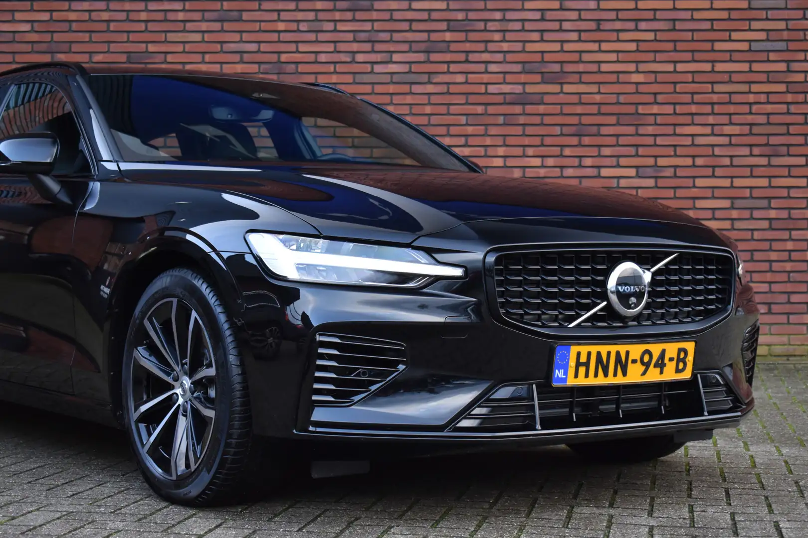 Volvo V60 T6 350PK Plug-in hybrid AWD Plus Dark | Trekhaak | Noir - 2