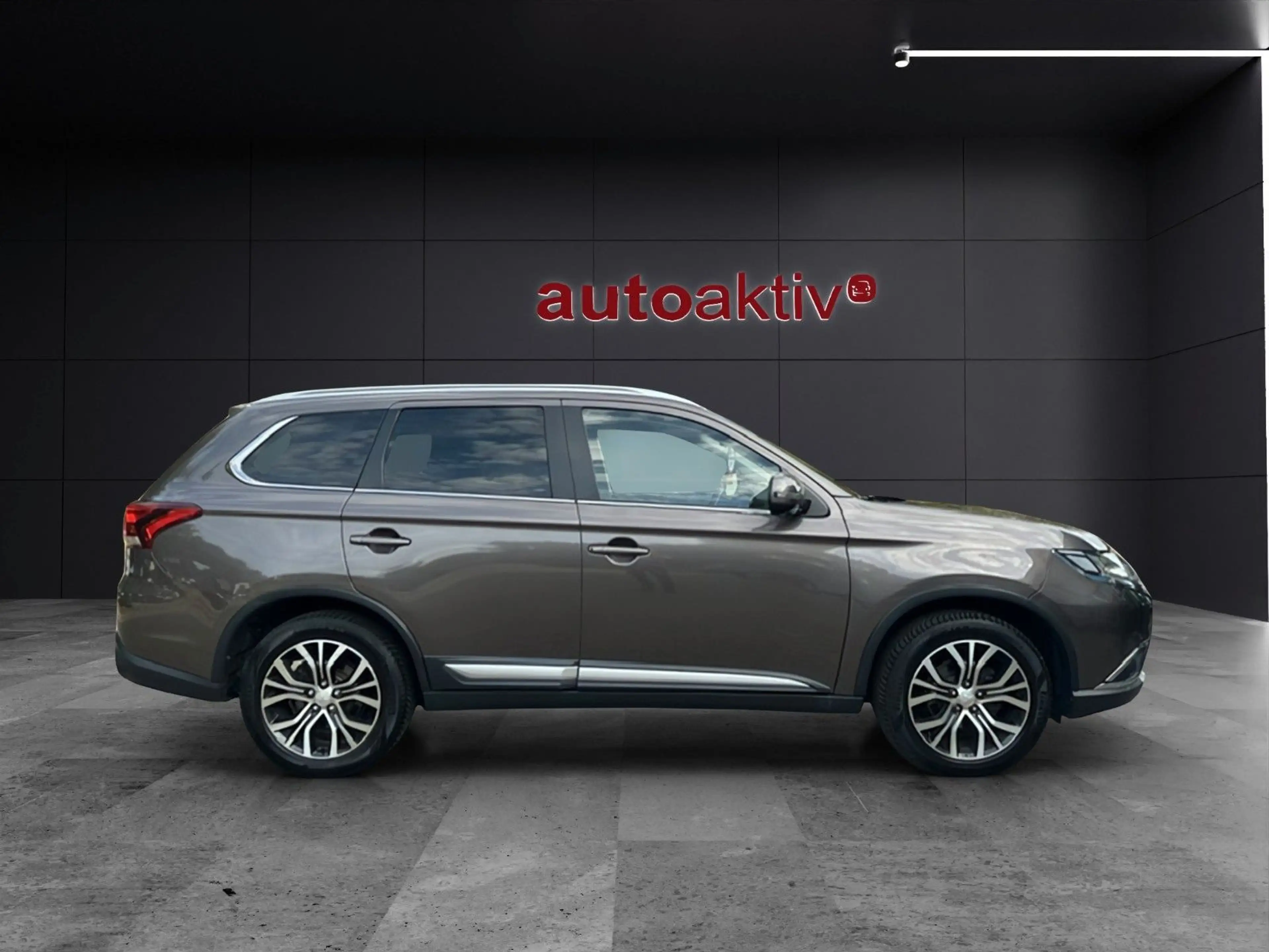 Mitsubishi Outlander Plus 4WD/AHK/Bi-LED/Kamera/Keyless GO — photo 7