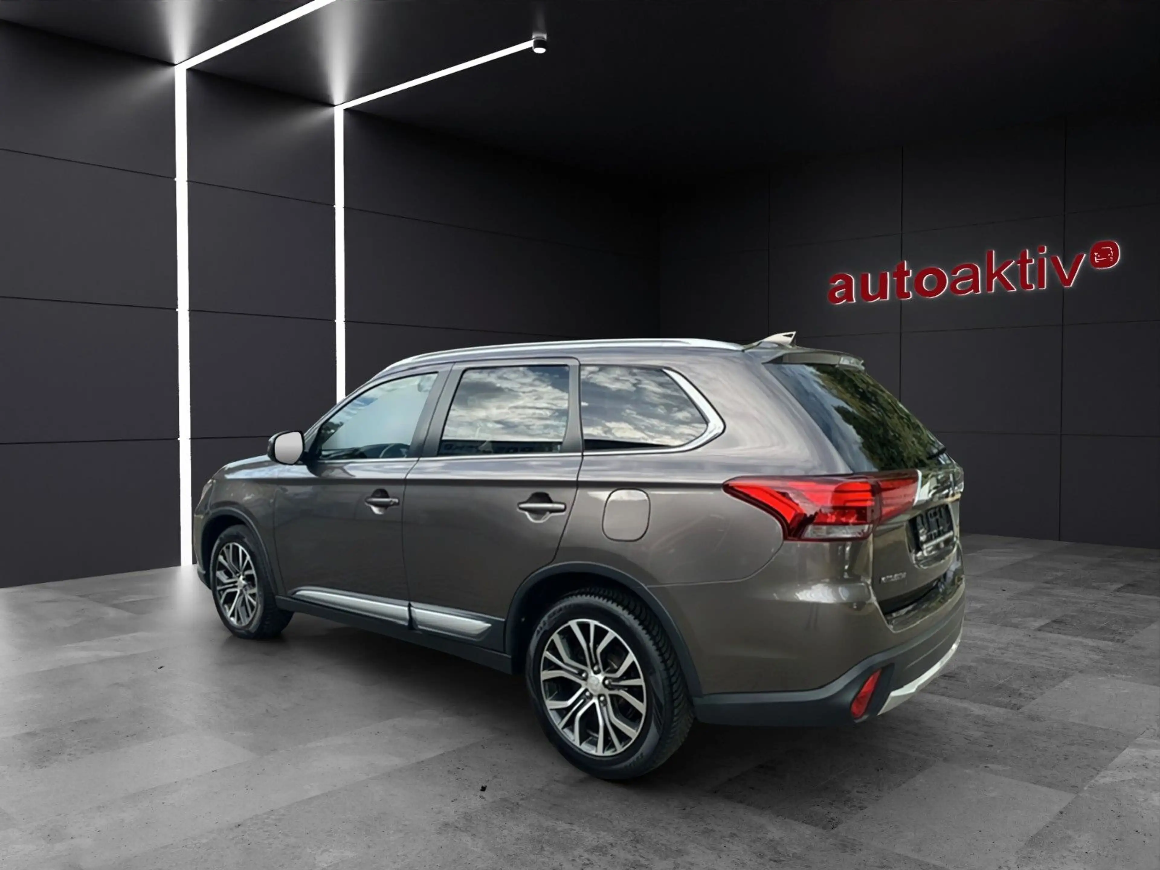 Mitsubishi Outlander Plus 4WD/AHK/Bi-LED/Kamera/Keyless GO — photo 11
