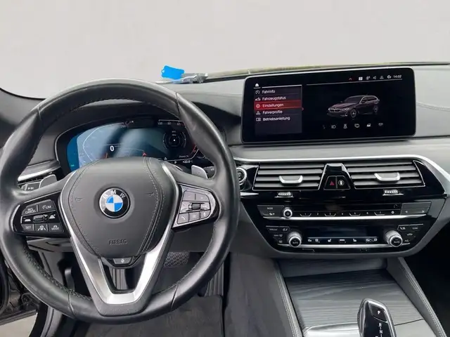 BMW 5 Series view 10