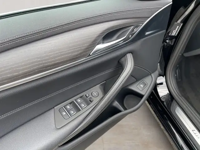 BMW 5 Series view 8