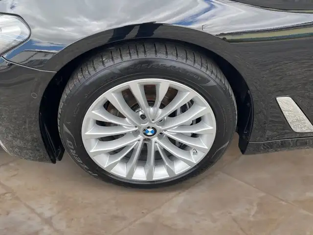BMW 5 Series view 6