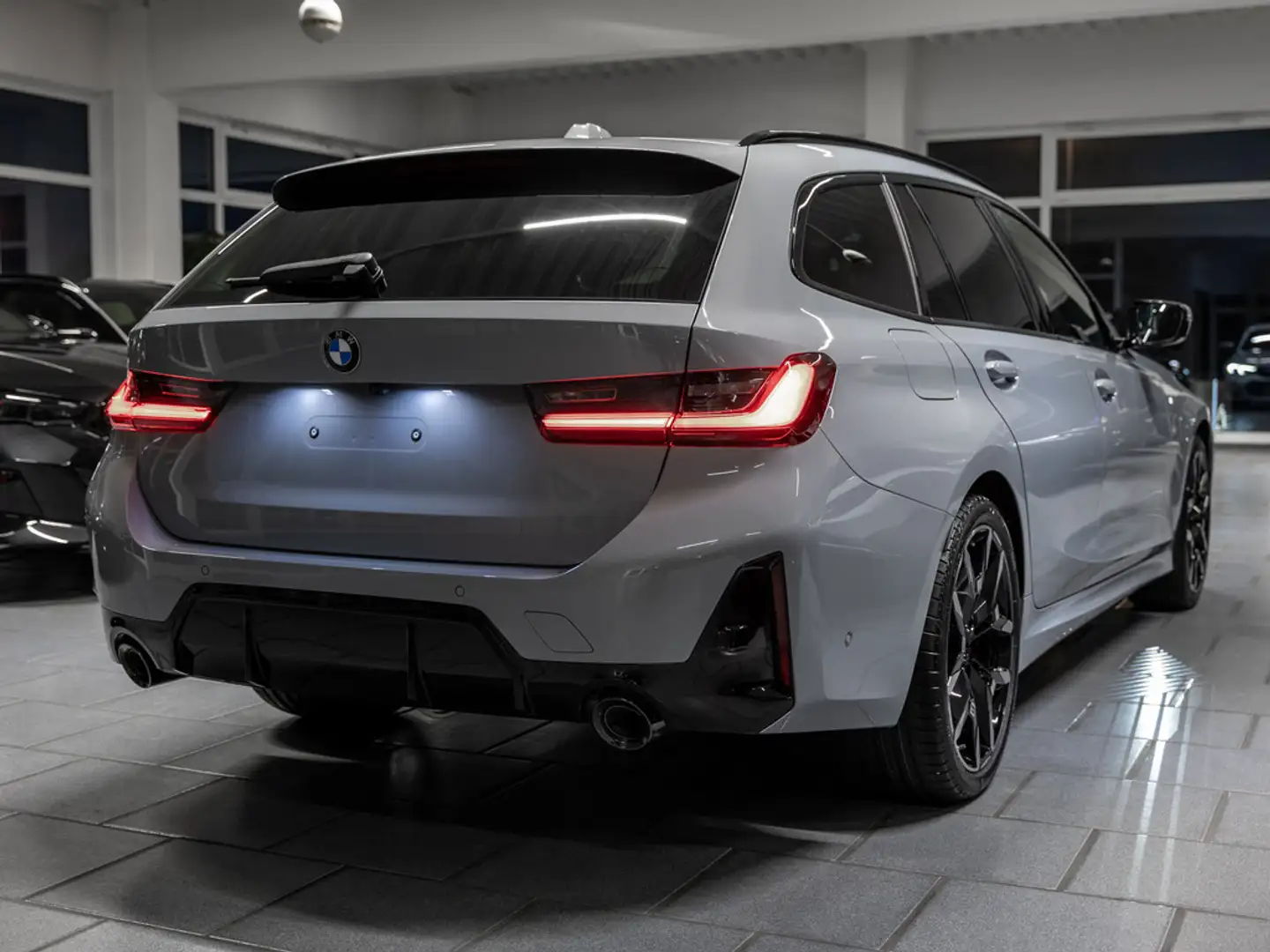 BMW 320 d Touring M-Sport Pro 360° LED HUD ACC AHK Grijs - 2