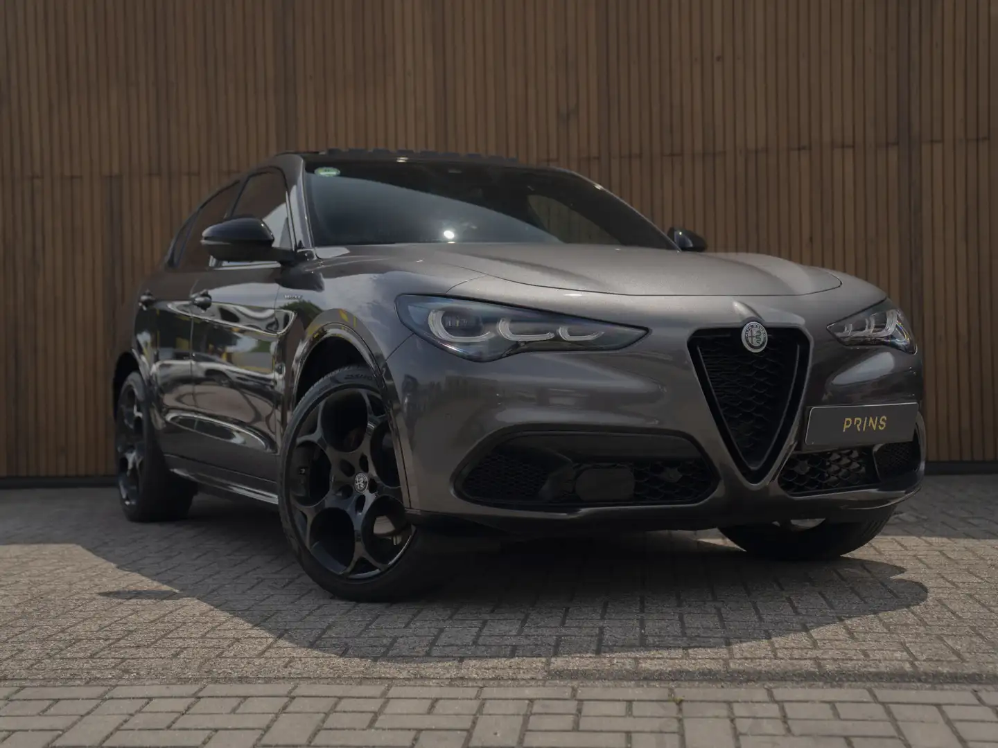 Alfa Romeo Stelvio 2.0T GME AWD Veloce 280pk | Pano-dak | Harman/Kard Grijs - 2