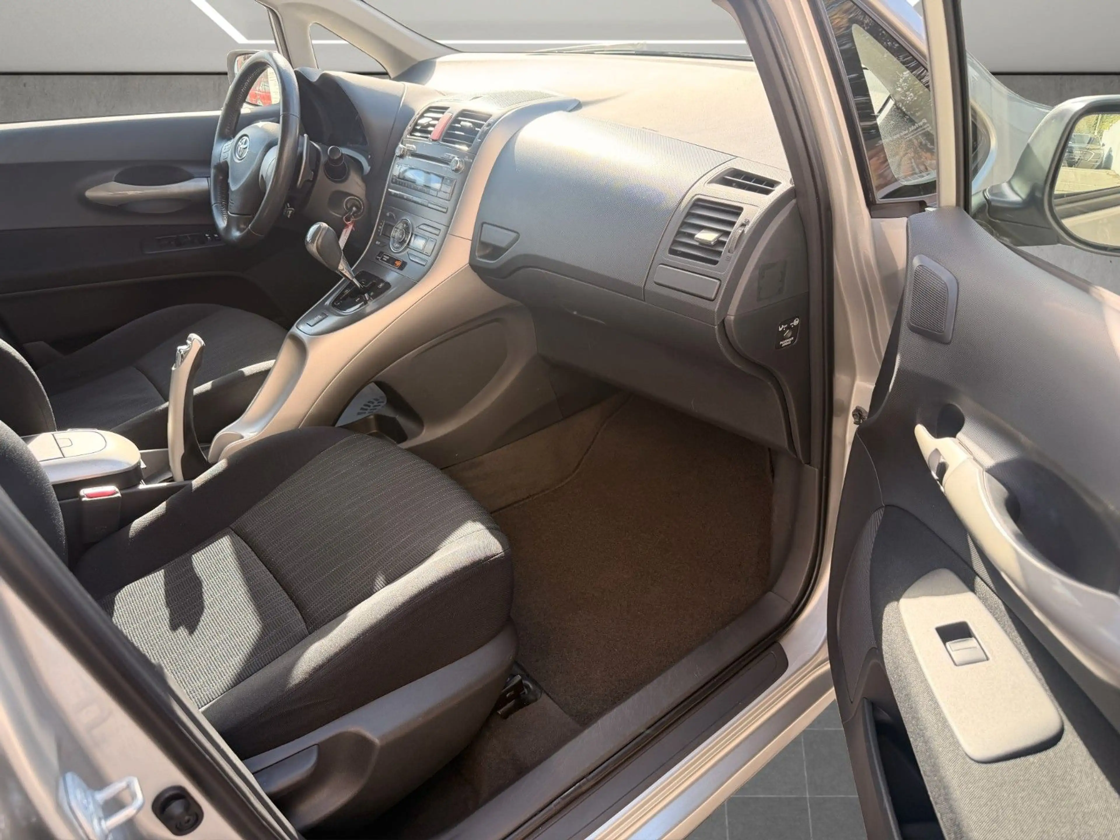 Toyota Auris 1,6 Automatik*Klimaautomatik*AHK — photo 9