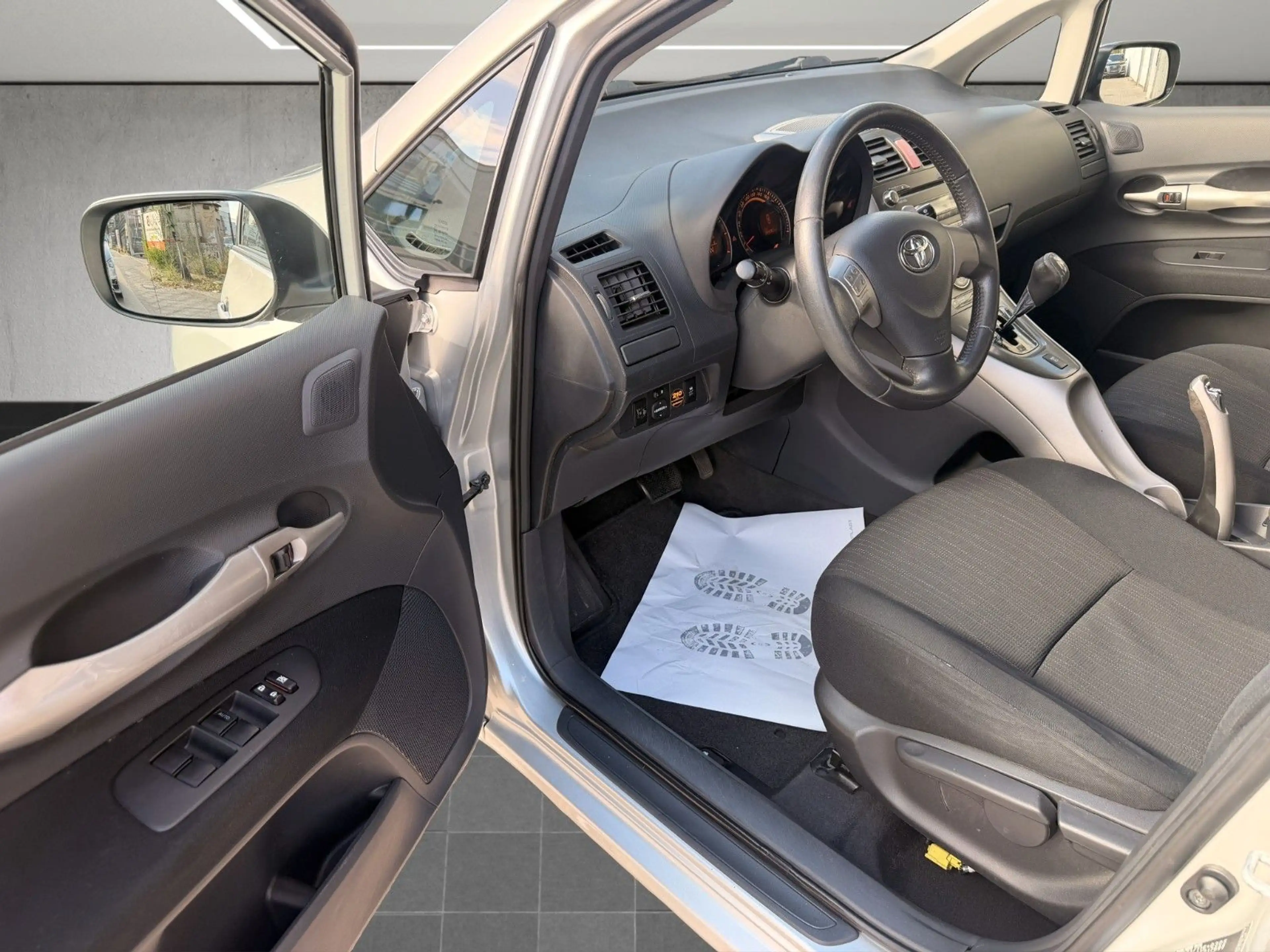 Toyota Auris 1,6 Automatik*Klimaautomatik*AHK — photo 4