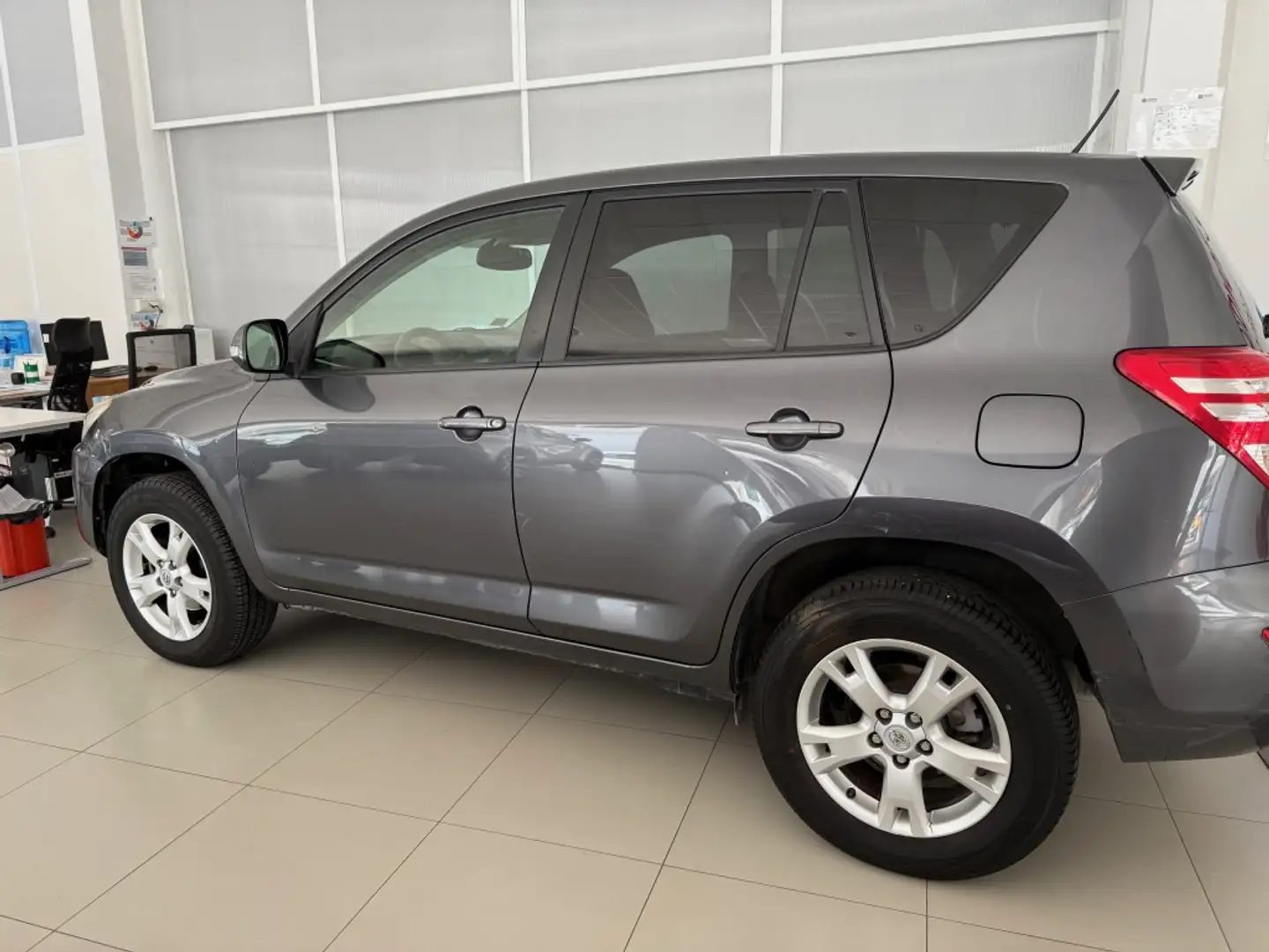 Toyota RAV 4 2.2D-4D Executive 4x2 Cross Sport Gris - 2