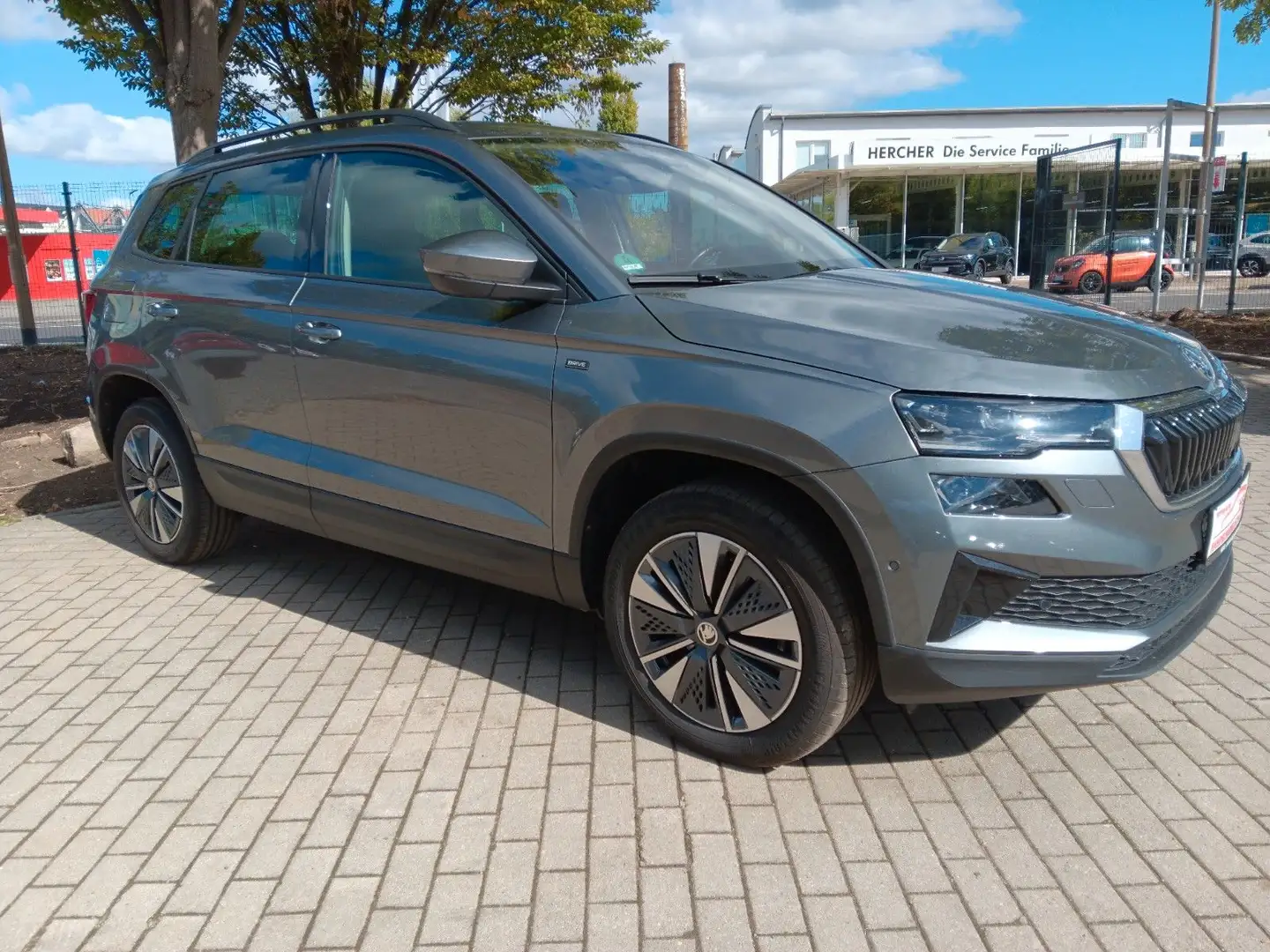 Skoda Karoq Selection AHZV Klima LED Sitzheizung DAB Gris - 1