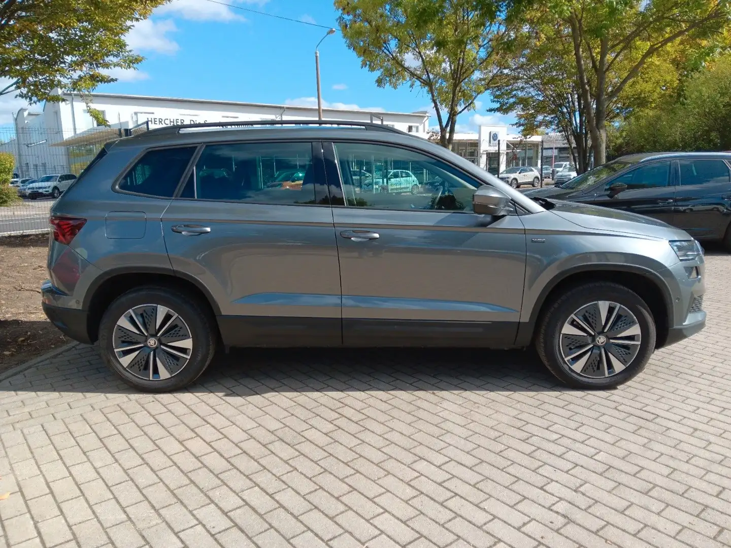 Skoda Karoq Selection AHZV Klima LED Sitzheizung DAB Gris - 2
