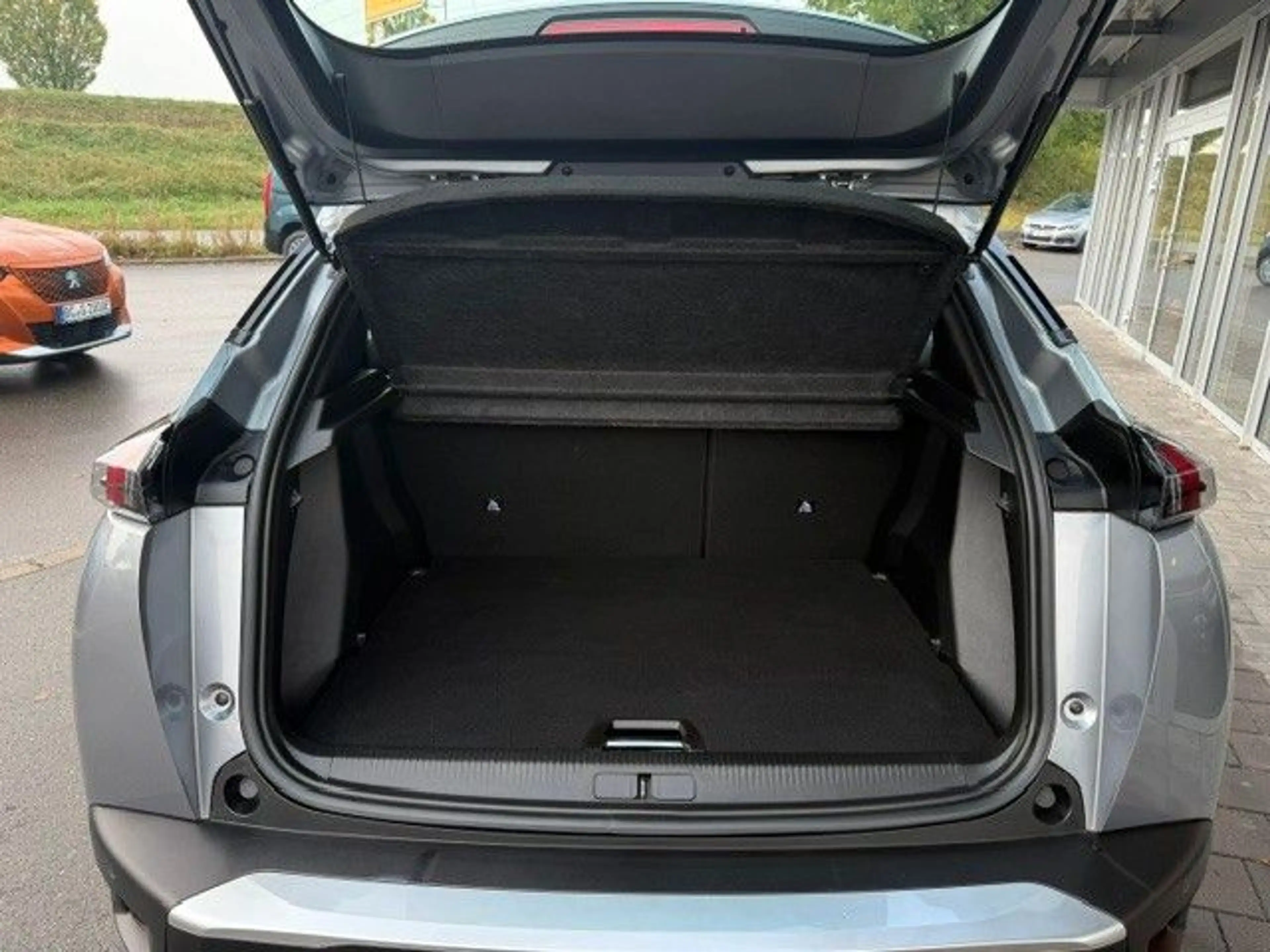Peugeot 2008 e- Active Pack — photo 11