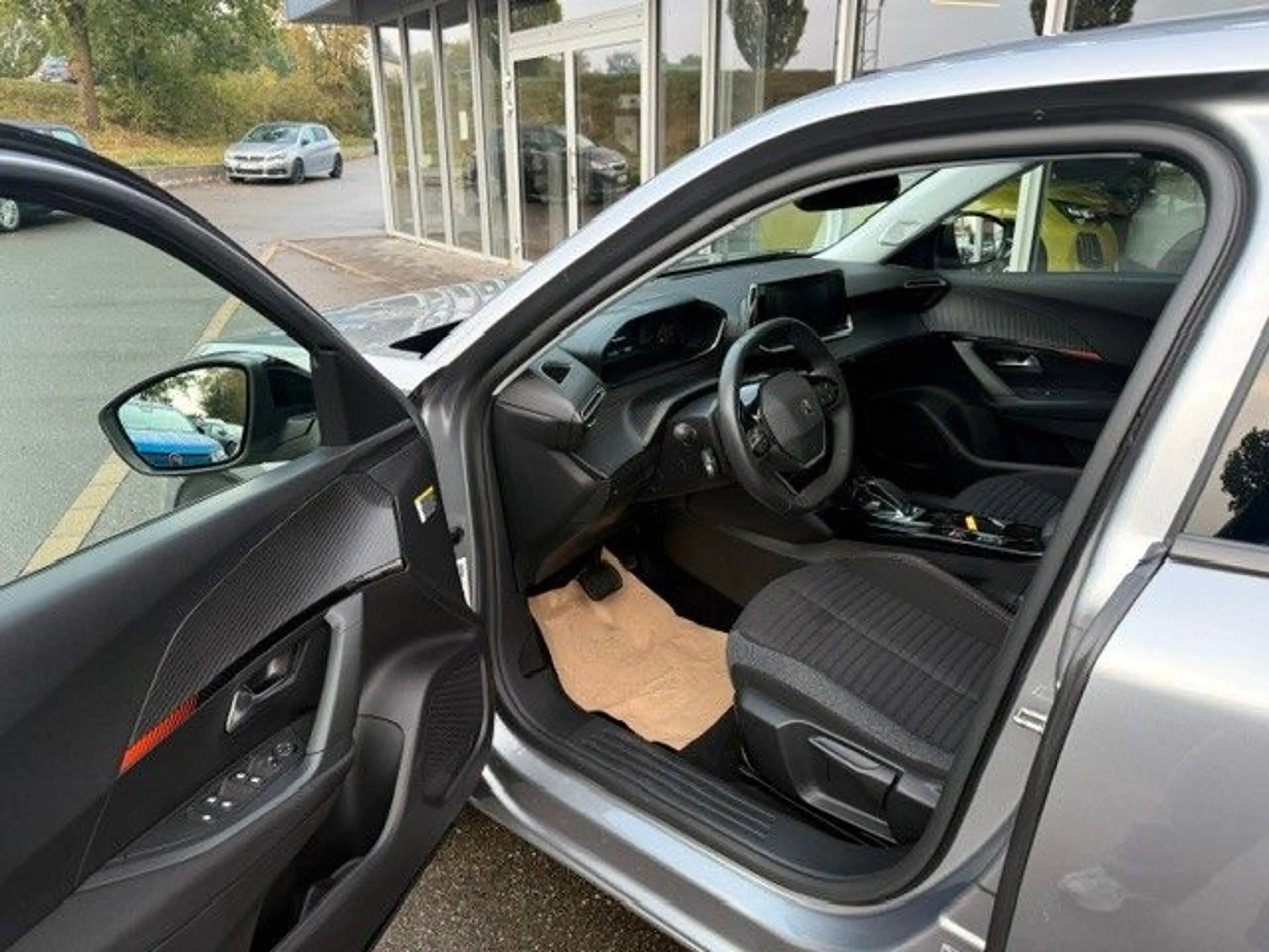 Peugeot 2008 e- Active Pack — photo 9