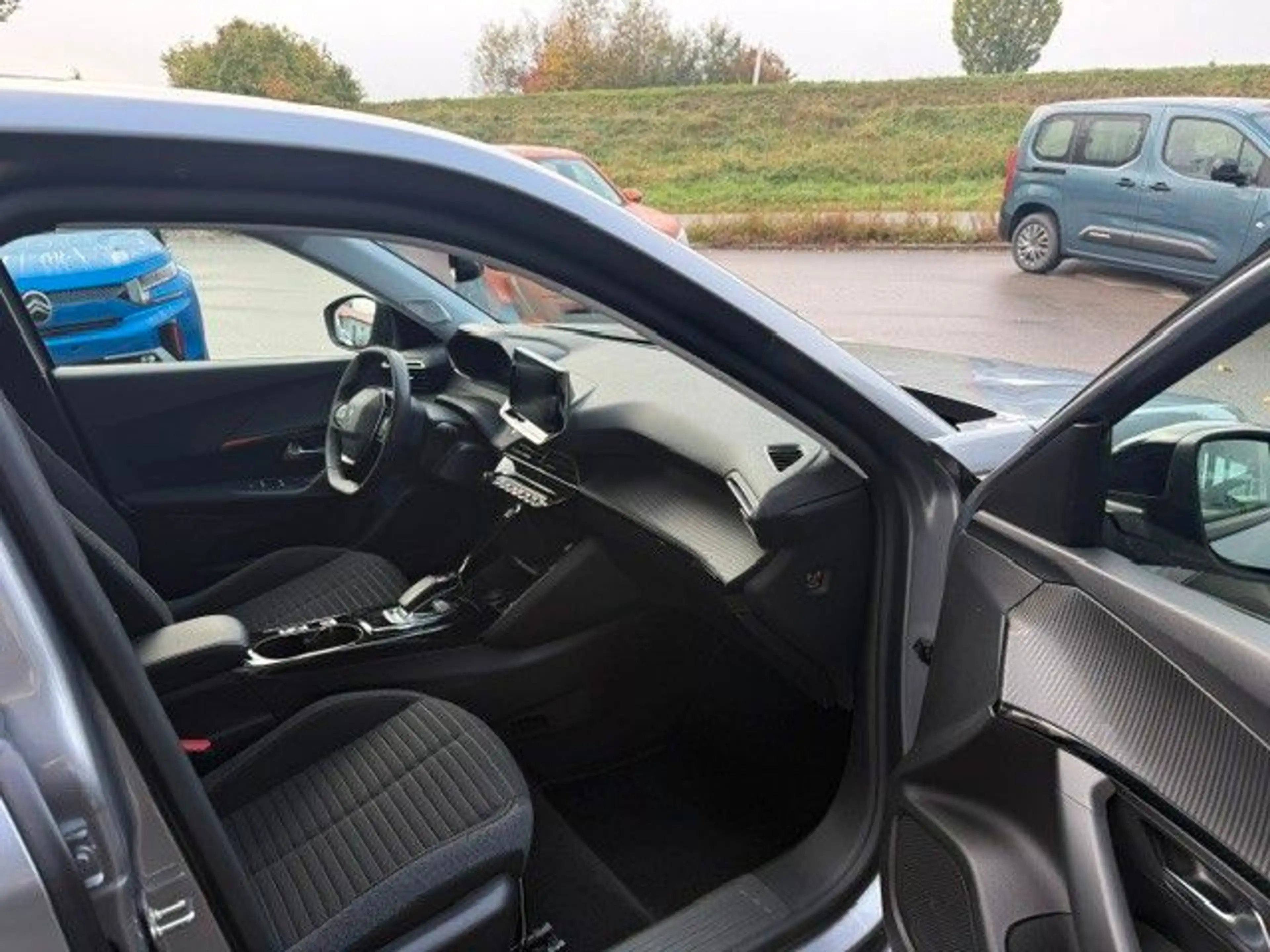 Peugeot 2008 e- Active Pack — photo 13