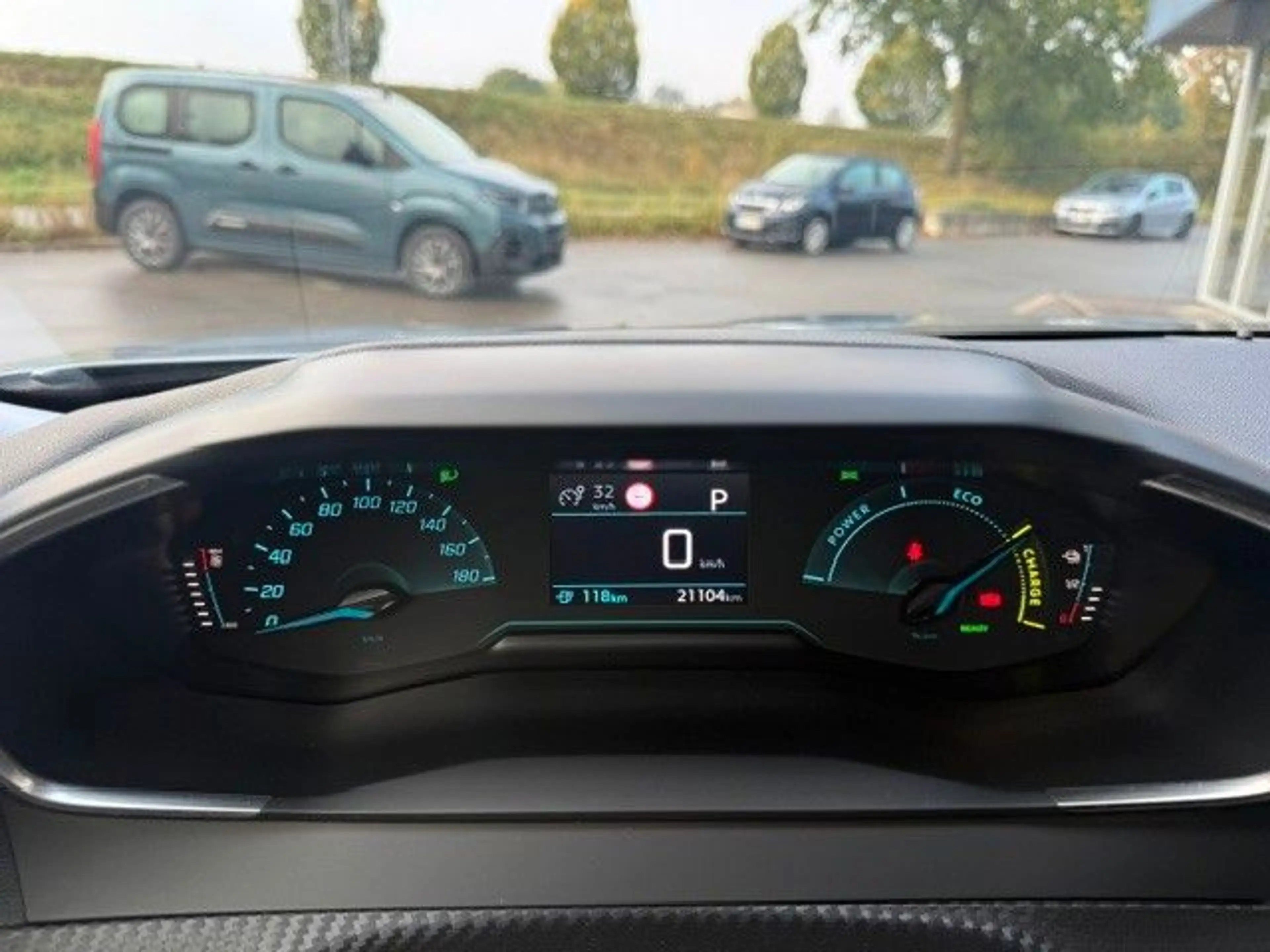 Peugeot 2008 e- Active Pack — photo 14