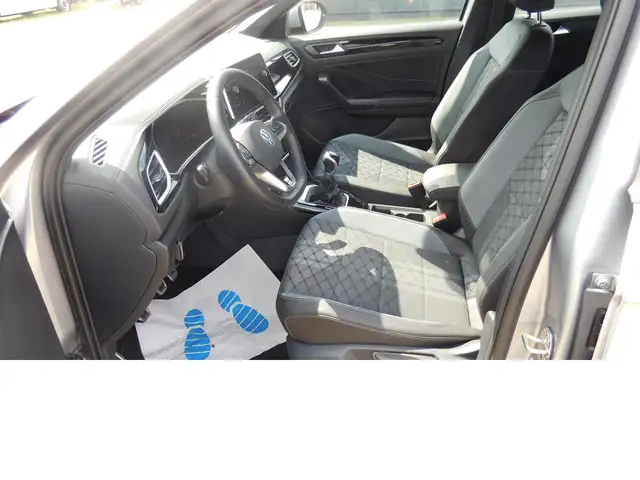 Volkswagen T-Roc view 11