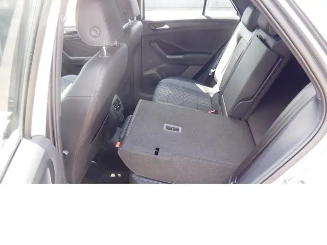 Volkswagen T-Roc view 13