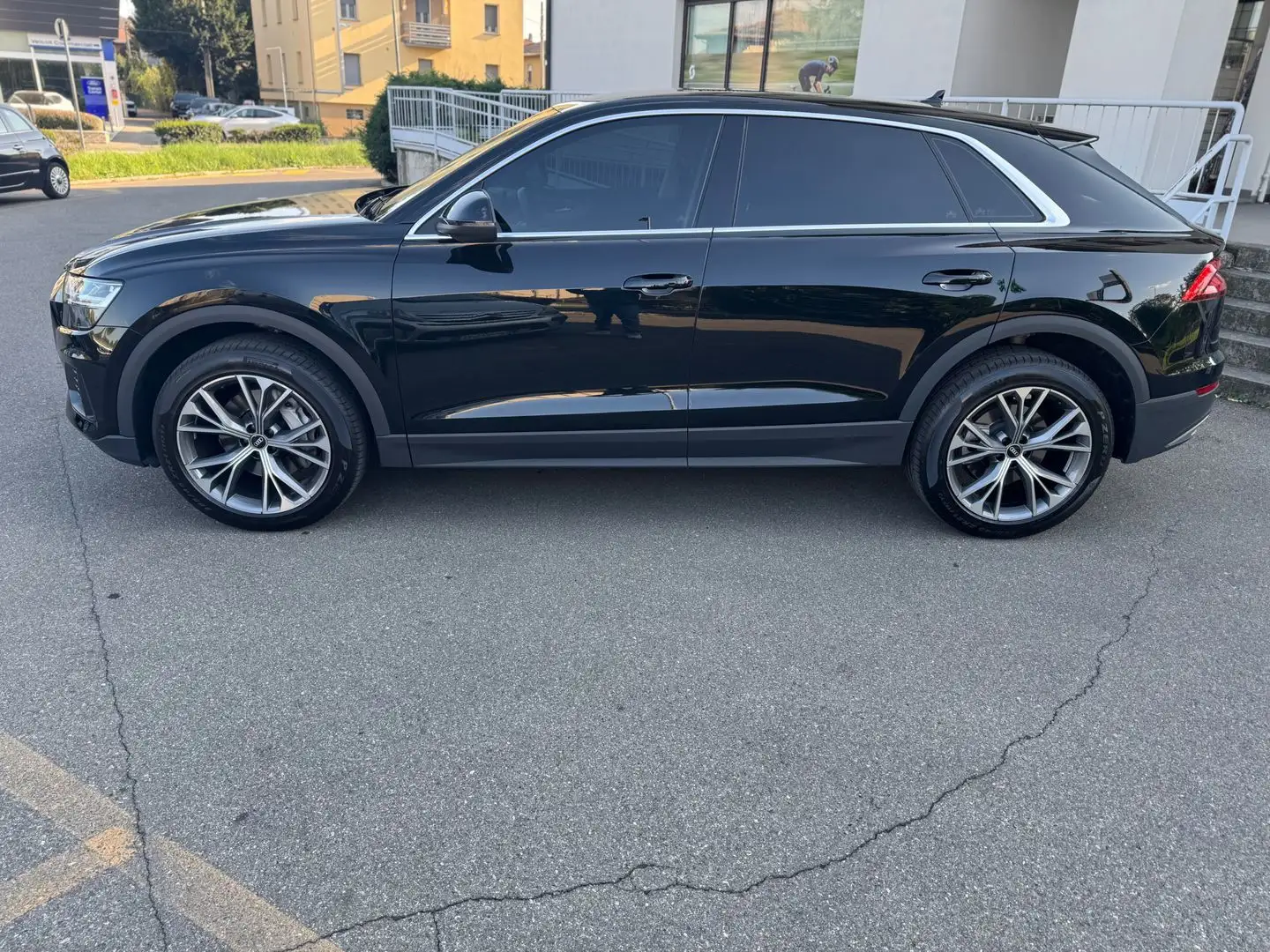 Audi Q8 Sport 3.0 45 TDI MHEV Zwart - 2