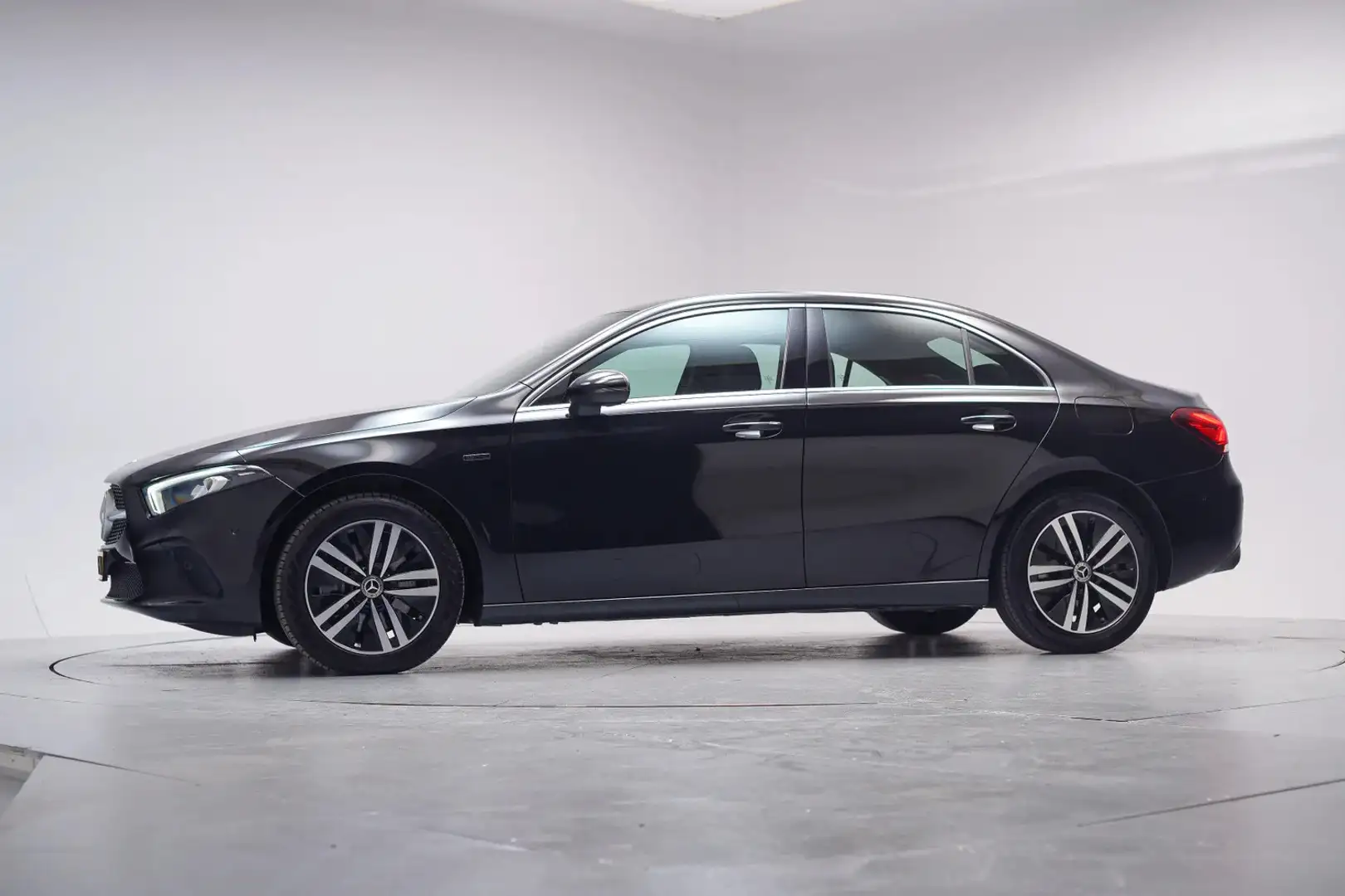 Mercedes-Benz A 250 Limousine e Premium [ Leder Trekhaak Stoelverwarmi Schwarz - 2
