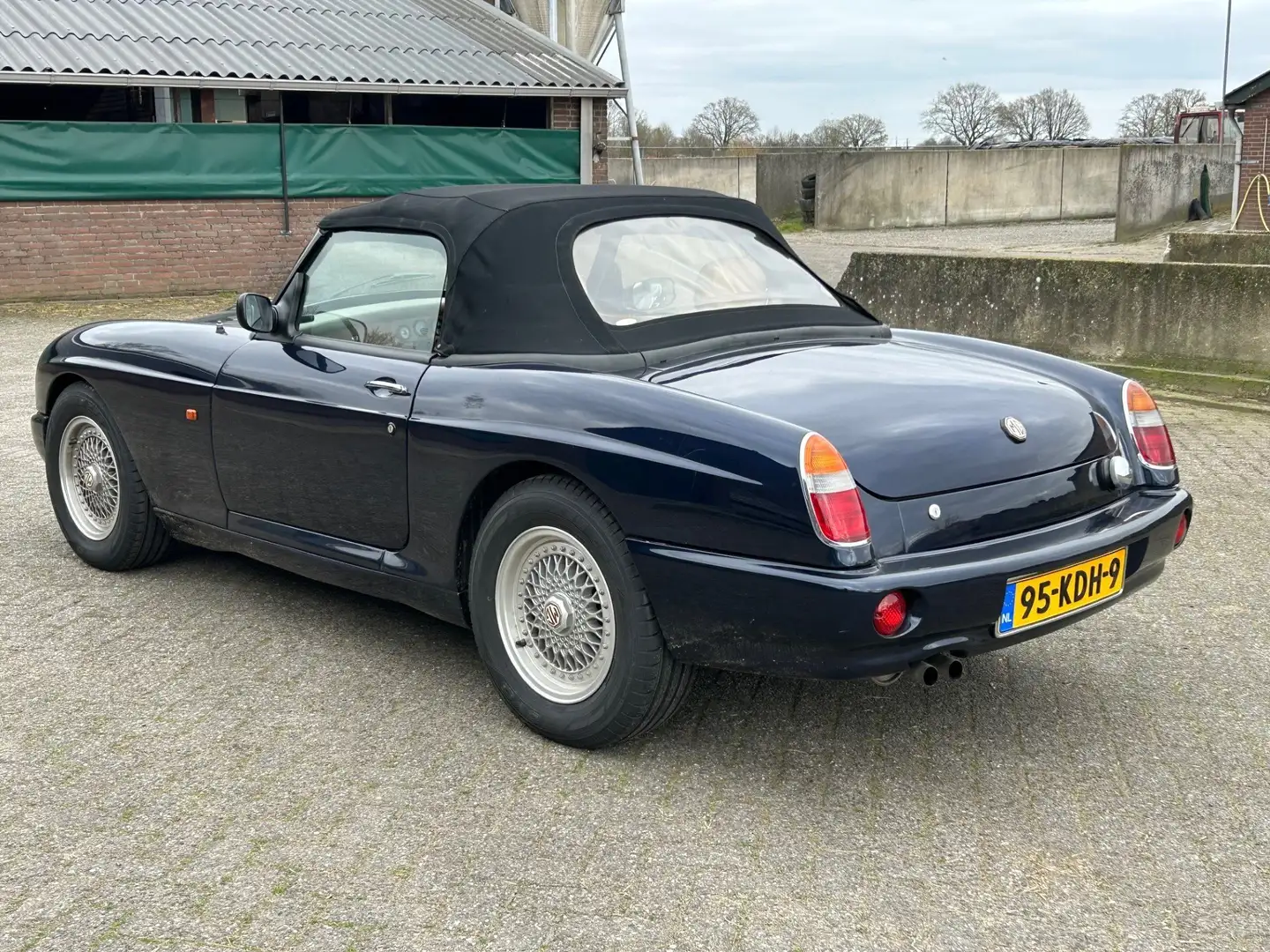 MG RV8 4.0 V8 Blau - 2