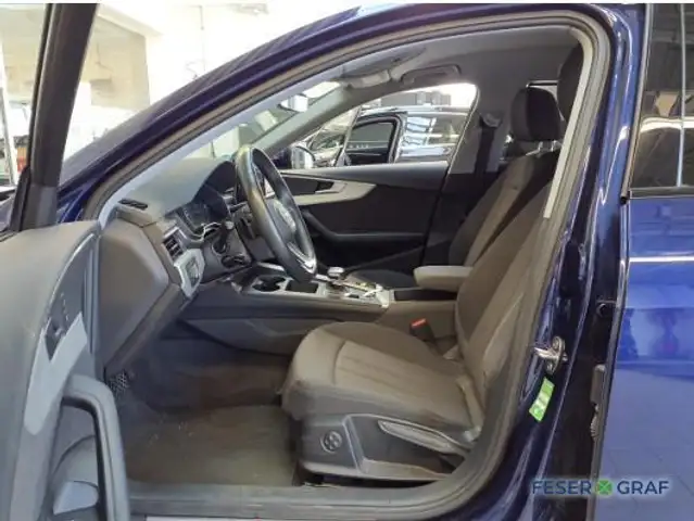 Audi A4 view 4