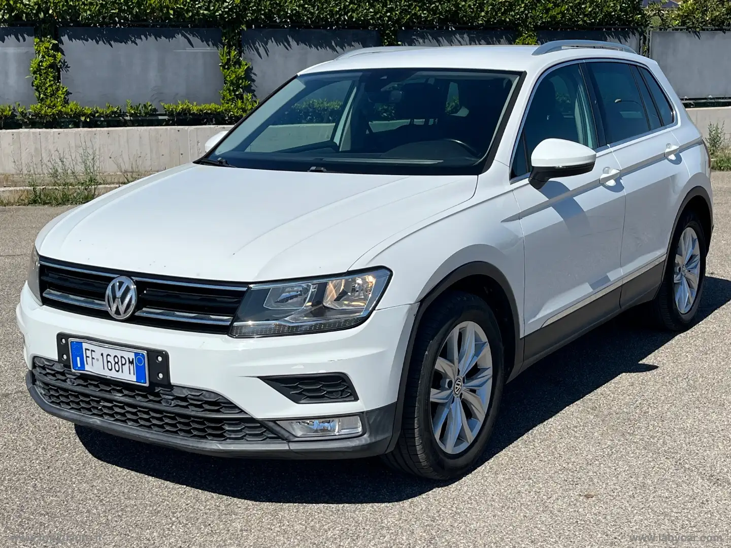Volkswagen Tiguan 2.0 TDI DSG Business BMT Bílá - 1