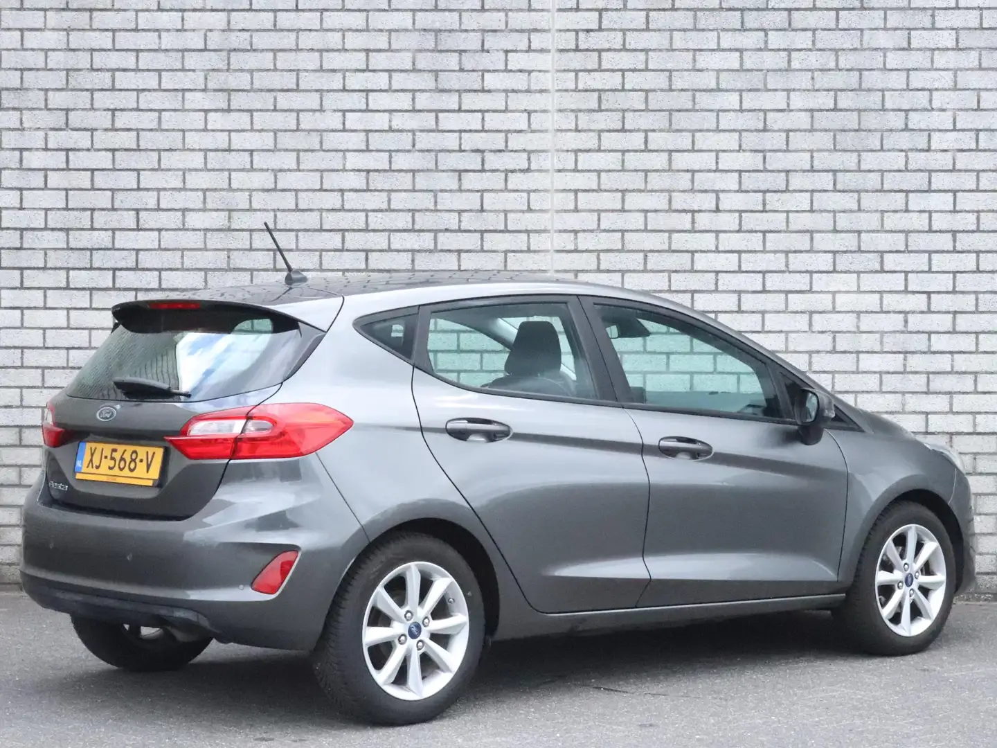 Ford Fiesta 1.1 Trend | Navigatie | Parkeersensoren | Cruise C Grijs - 2