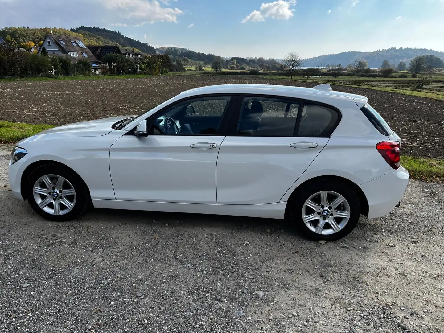 BMW 116 1er (5-Türer) 116i Bílá - 2