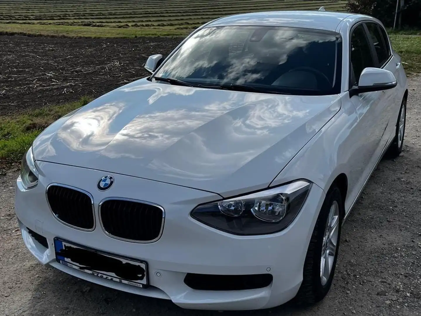 BMW 116 1er (5-Türer) 116i Bílá - 1