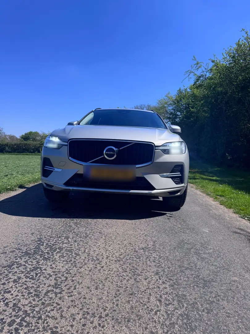 Volvo XC60 Momentum Pro AWD Gris - 2