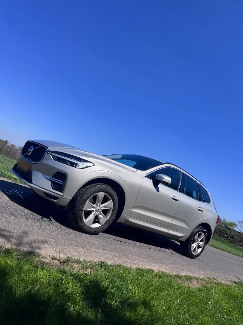 Volvo XC60 Momentum Pro AWD Gris - 1