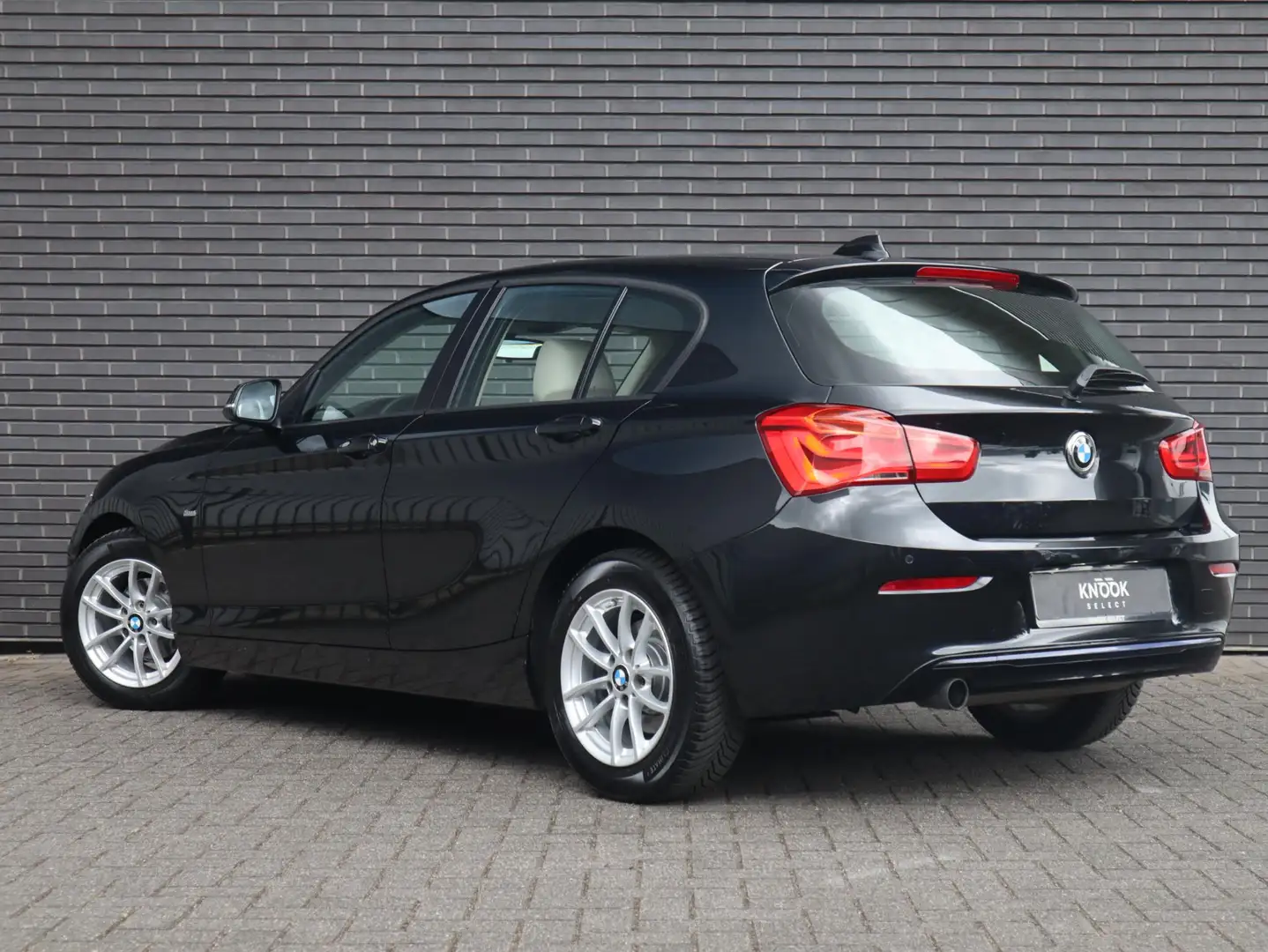 BMW 118 1-serie 118i Sportline | Sportleder | LED | Navi-P Zwart - 2