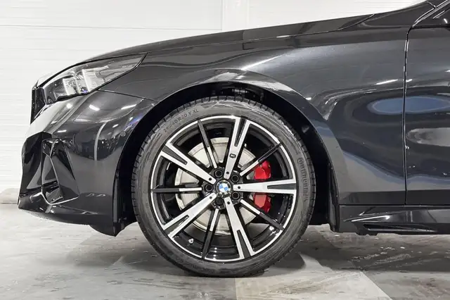 BMW 5 Series view 4