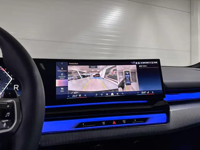 BMW 5 Series view 13