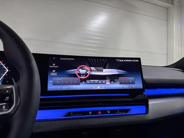 BMW 5 Series view 15