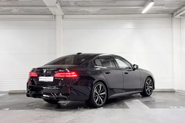 BMW 5 Series view 6